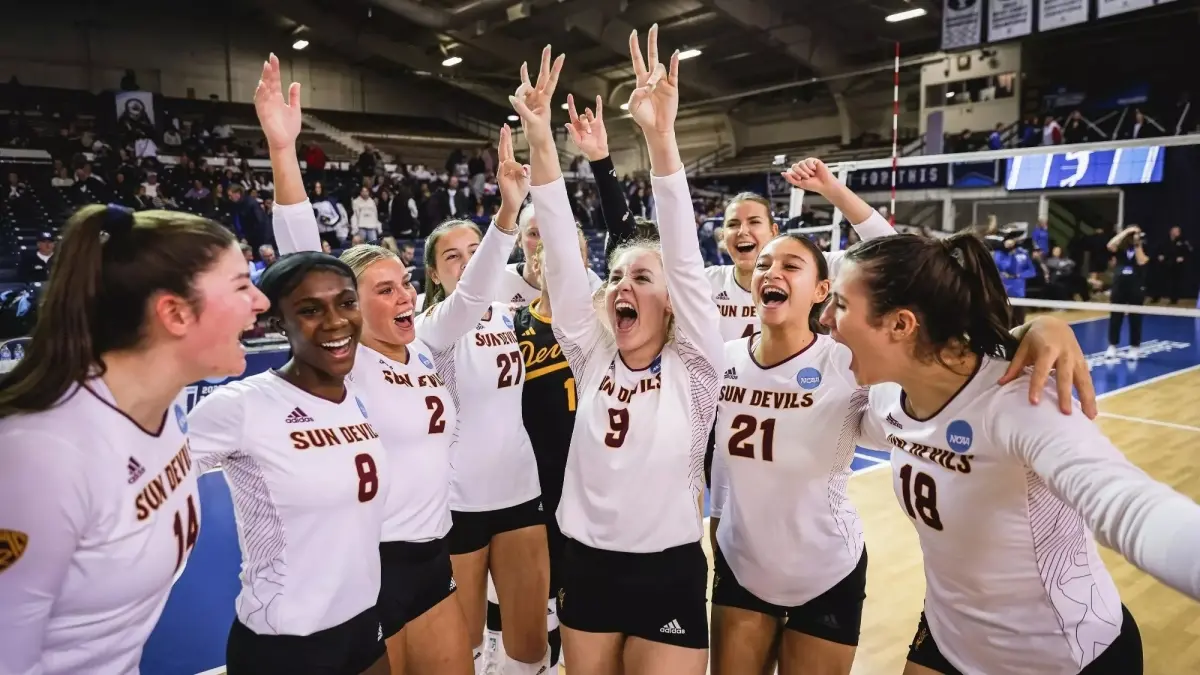 Photo by: Julia Jerome/ Sun Devil Athletics<br />
Volleyball team holding up forks up in a huddle