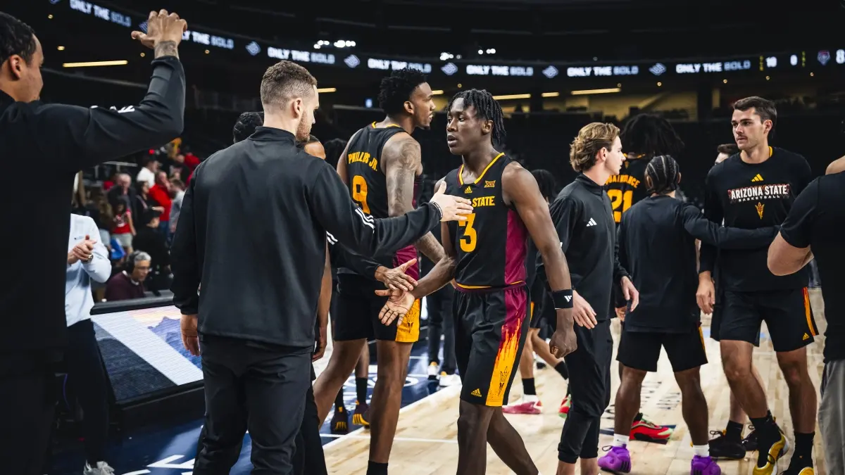 Men's Basketball Team High Fives Men's Basketball Team High Fives