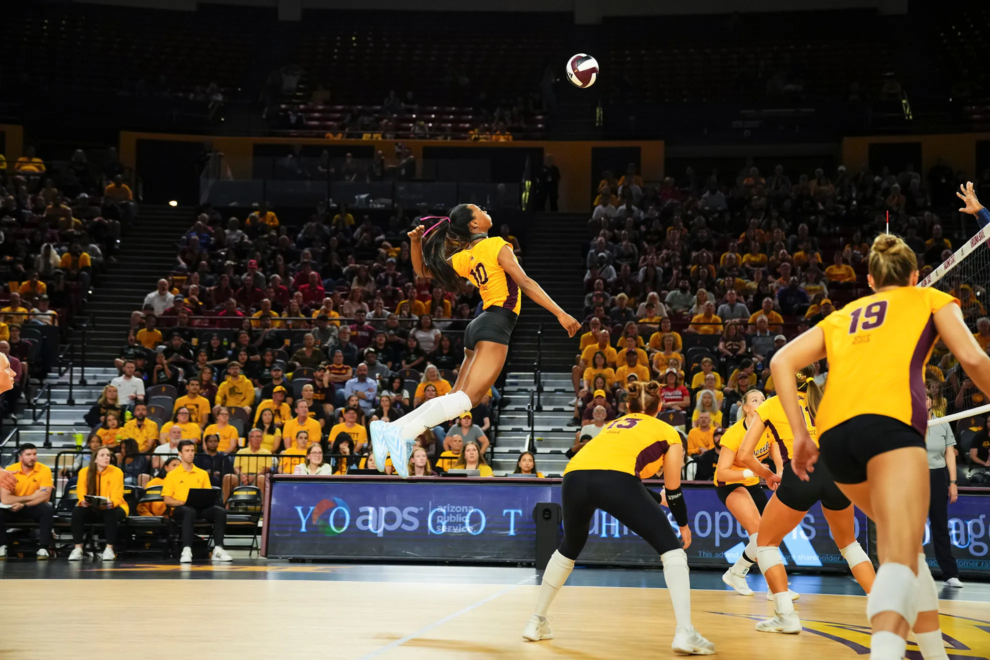 Noemie Glover attacking the ball.