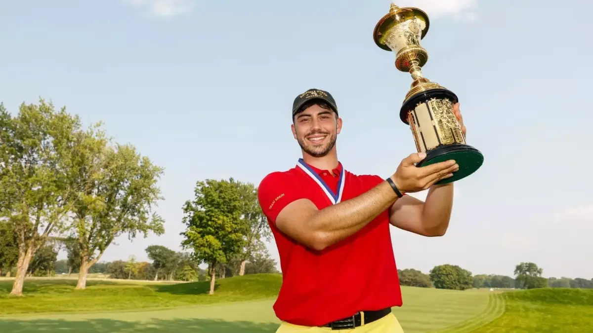 Image from ASU News golf player holding trophy