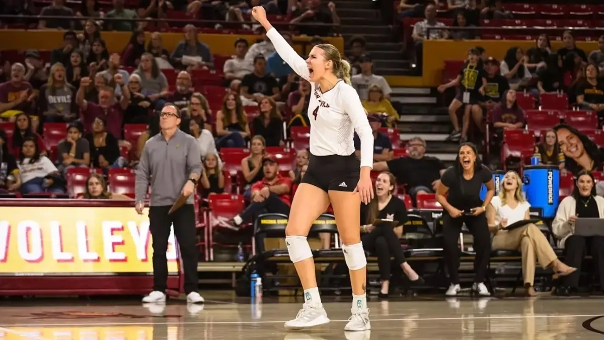 Photo by: @Thomas Fernandez volleyball player with hand in air on court