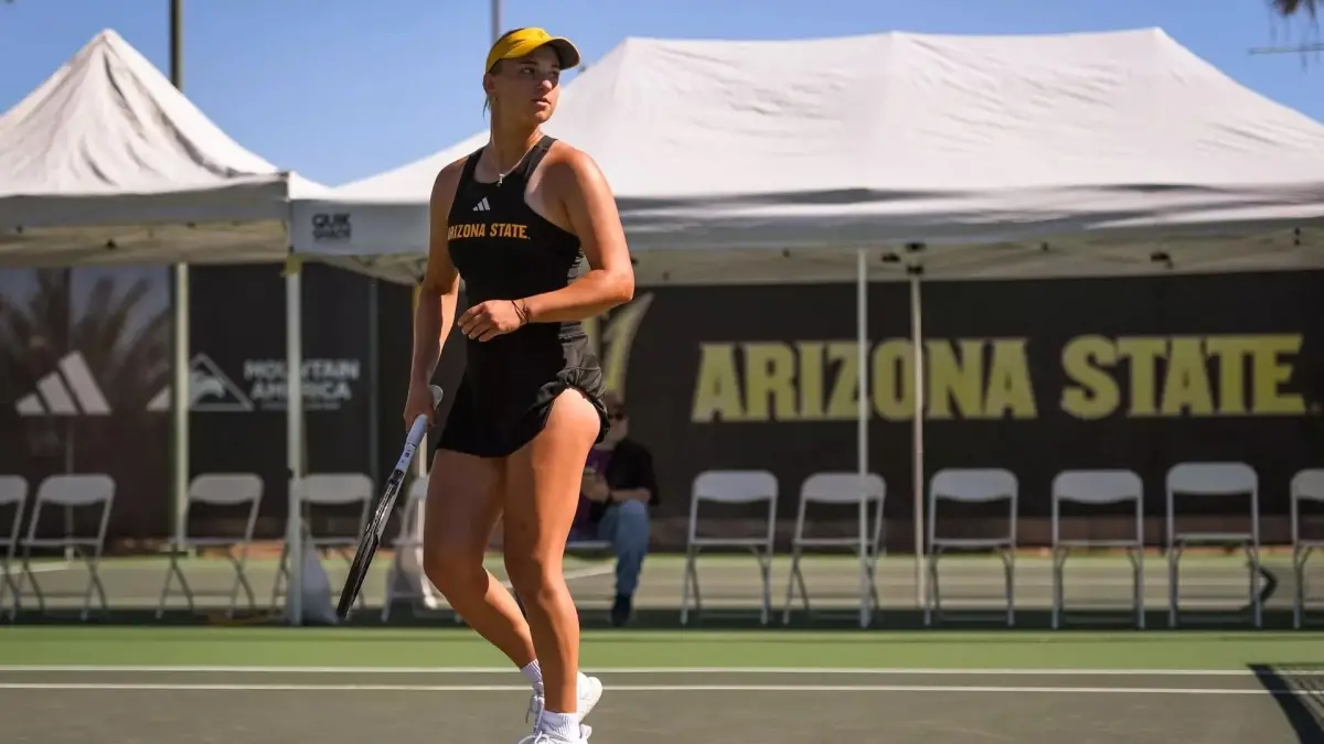 woman tennis player on court woman tennis player on court