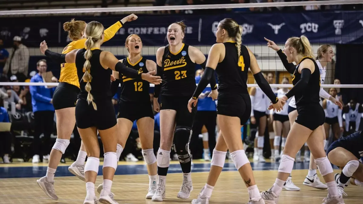 Photo by: Julia Jacome<br />
six volleyball players on court celebrating on the court